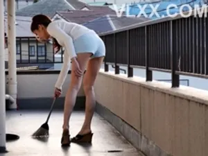 Chị gái nghỉ hè về quê và muốn tắm với cậu em trai như 10 năm trước