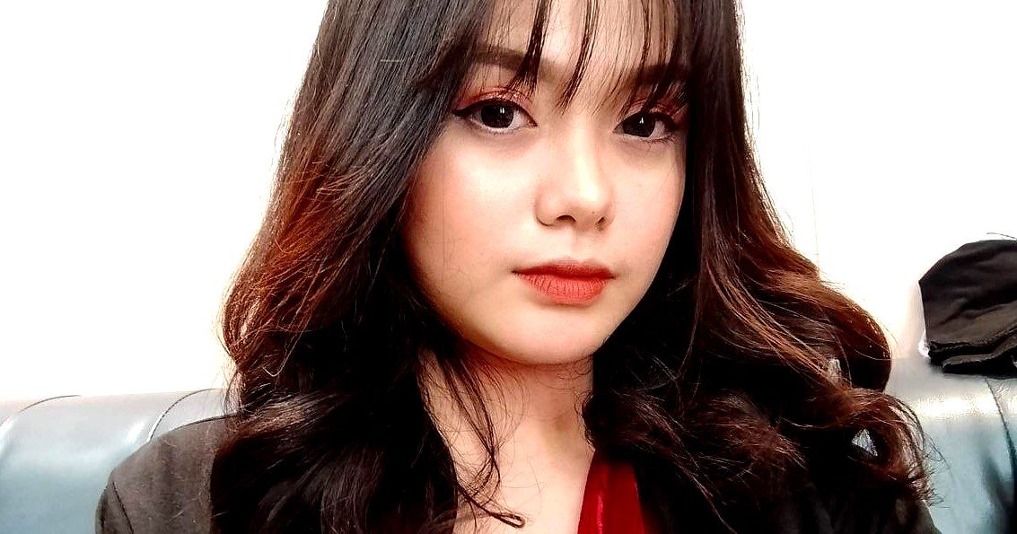 Top CospIay Cô gái xinh đẹp với bộ ngực tròn lớn đầu hàng một con cặc lớn